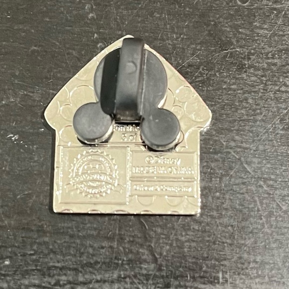 Preloved! 2019 Walt Disney World Oliver and Company Dodger Dog House Pin - Picture 3 of 5